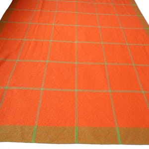 Peut inclure: Nappe orange à carreaux verts et bruns.