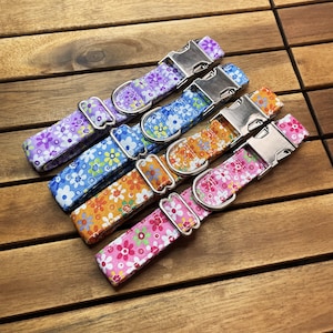 Färgglatt blommönster hundhalsband, blått lila orange och rosa blommönster, för valpar och vuxna, mjukt material, starka metallspännen