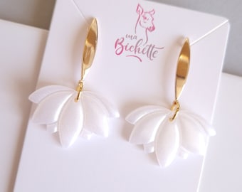 Boucles d'oreilles, modèle "Dok bua" blanc, fait main en France, attache dorée à l'or fin 24k