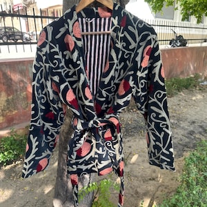 Handgemaakte Suzani-kimono – geborduurd boho-gewaad – omslagdoek etnische jas – festivalstofdoek – unieke statementlaag voor vrouwen, boho-kimonojas