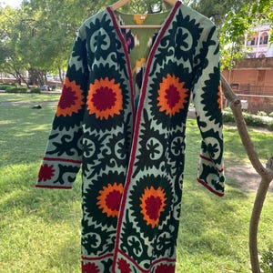 Handgemaakte lange Suzani-kimono – geborduurd boho-gewaad – omslagdoek etnische jas – festivalstofdoek – unieke statementlaag voor vrouwen, kimonojasje