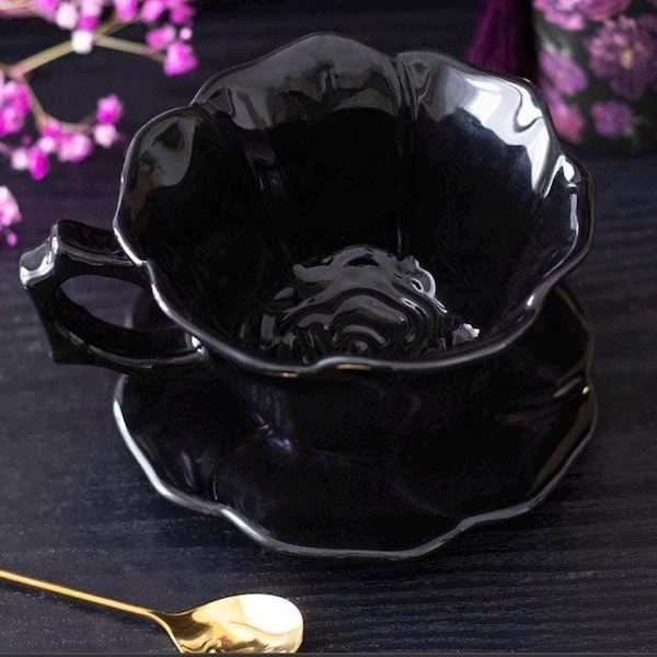 Kop en schotel zwarte keramische rozenthee, gotisch decor