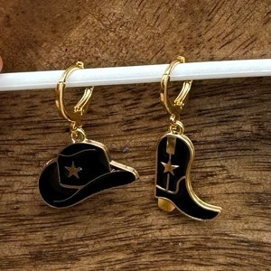 カウボーイハット、カウボーイブーツ、ウエスタンハギーフープの楽しいイヤリング、Charm&Tassel製