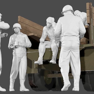 Può includere: Cinque figure di soldati in plastica bianca in piedi e seduti intorno a un camion militare verde. Il camion ha un cassone di legno e una copertura in tela. I soldati indossano uniformi militari e cappelli.