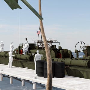 Puede incluir: Una lancha patrullera militar verde atracada en un muelle de madera con varias figuras blancas uniformadas en la cubierta y el muelle. El barco cuenta con una ametralladora montada, barriles cilíndricos negros y dos pequeñas banderas estadounidenses.