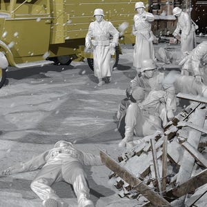 Puede incluir: Diorama detallado que representa una escena de guerra invernal con soldados, un vehículo militar y un perro. Las figuras visten uniformes, en medio de nieve y escombros. La escena evoca una sensación de conflicto y contexto histórico.