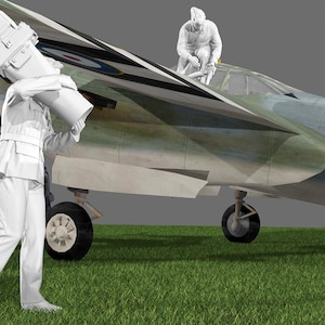 Op de afbeelding: Een gecamoufleerd militair vliegtuig staat op een grasveld. Verschillende figuren in witte uniformen staan rond het vliegtuig, sommigen lijken eraan te werken. Eén figuur draagt een groot cilindrisch object.