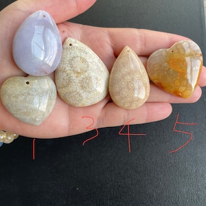 Puede incluir: Cinco colgantes de piedras preciosas, incluyendo un colgante en forma de coraz&oacute;n, un colgante en forma de l&aacute;grima y tres colgantes ovalados. Los colgantes son de varios tonos de blanco, marr&oacute;n y amarillo.