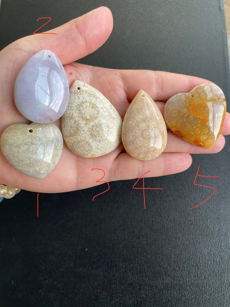 Puede incluir: Cinco colgantes de piedras preciosas, incluyendo un colgante en forma de coraz&oacute;n, un colgante en forma de l&aacute;grima y tres colgantes ovalados. Los colgantes son de varios tonos de blanco, marr&oacute;n y amarillo.