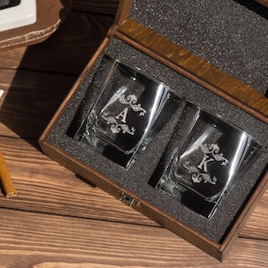 Personalisierte Whiskygläser Set gravierte Holz Geschenkbox, Hochzeitsgeschenke für das Paar, Verlobungsgeschenke, Jubiläumsgeschenk für Paar