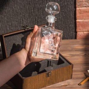 Ensemble de carafes à whisky personnalisées : coffret cadeau en bois gravé, verres à bourbon