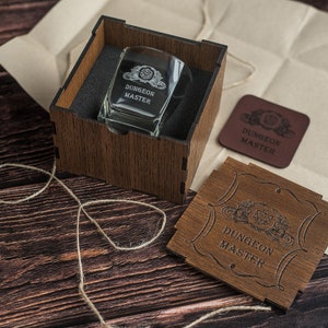 Dungeons Master, bicchiere da whisky con scatola regalo in legno, sottobicchiere in pelle pieno fiore, regali a tema Dungeons & Dragons. Bicchieri di Dungeons & Dragons