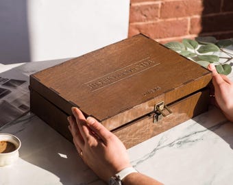 Caixa de lembranças de casamento gravada: caixa de memórias de madeira personalizada