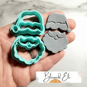 Puede incluir: Un juego de dos cortadores de galletas de plástico azul turquesa con forma de Papá Noel. Los cortadores son para hacer galletas, fondant u otras manualidades comestibles.