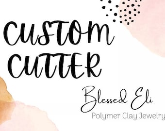 Op de afbeelding: Custom cutter voor polymer clay sieraden, met de tekst "Custom Cutter" en "Blessed Eli Polymer Clay Jewelry" in zwarte cursieve letters op een witte achtergrond met roze en bruine aquarel accenten.
