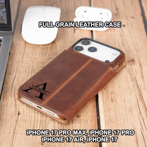 Puede incluir: Una funda de teléfono de cuero marrón con el nombre "ANDREW" y la letra "A" impresa. La funda está diseñada para los modelos iPhone 17 Pro Max, iPhone 17 Pro, iPhone 17 Air y iPhone 17. También se ve el texto "FULL GRAIN LEATHER CASE".