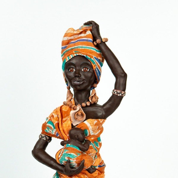 Femme africaine avec bébé. Décoration intérieure africaine. cadeau pour elle. Poupée africaine en costume national. Poupée d'art africaine. Poupée africaine faite à la main.