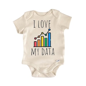 Peut inclure: Un body de bébé beige clair avec l'inscription "I LOVE MY DATA" en noir. Le graphisme comprend un graphique en barres et un graphique linéaire colorés. Le body est en matière douce et à manches courtes.