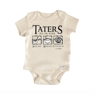Puede incluir: Body de bebé color crema con la frase negra "Taters Po. Ta. Toes", junto con ilustraciones de métodos de preparación de patatas: hervir, machacar y guisar. El texto de abajo dice "Boil Em, Mash Em, Stick Em In A Stew."