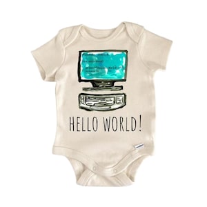 Puede incluir: Body de bebé beige con un dibujo de ordenador y la frase "HELLO WORLD!". La pantalla del ordenador es turquesa y muestra código. El body tiene mangas cortas y cierre de botón.