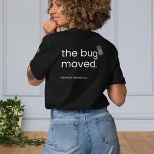 Le t-shirt « The Bug Moved » pour les développeurs, les testeurs et les équipes techniques - T-shirt unisexe humoristique