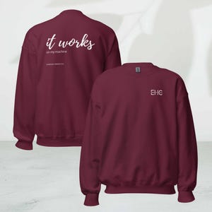 Puede incluir: Sudadera burdeos con el texto "it works on my machine" en la espalda y "EHC" en la parte delantera. El texto es blanco. Cuello redondo, manga larga. Ropa casual.