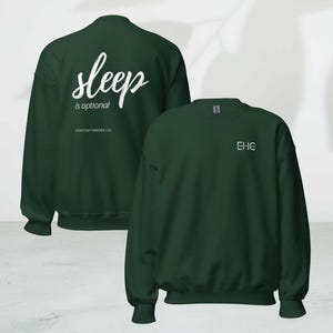 Può includere: Due felpe verde scuro. Una mostra il testo "sleep is optional" e "Everyday Heroes Co." in bianco sul retro. L'altra ha "EHC" in bianco sul davanti. Entrambe hanno un girocollo.