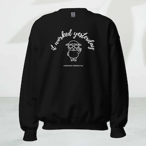 Peut inclure: Ensemble de trois tasses en céramique avec une finition mate et mouchetée. Les tasses sont de couleur crème, gris clair et gris foncé. Chaque tasse a un design simple et minimaliste avec une anse arrondie.