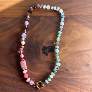 Collar de piedras preciosas con cuentas de colores pastel mixtos: collar de piedras preciosas con cuentas anudadas