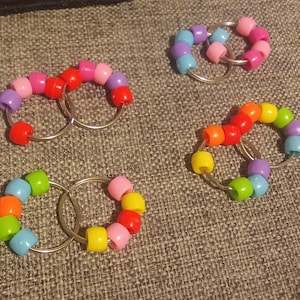 Puede incluir: Un juego de tres tazas de cerámica con un acabado mate moteado. Las tazas son en tonos crema, gris claro y gris oscuro. Cada taza tiene un diseño simple y minimalista, ideal para café o té.