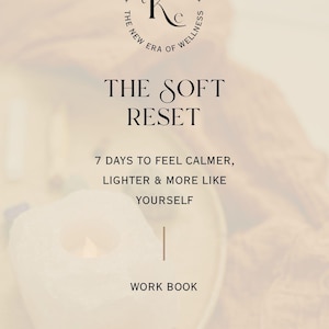 Peut inclure: Un cahier d'exercices intitulé The Soft Reset avec le sous-titre 7 Days to Feel Calmer, Lighter & More Like Yourself. La couverture présente un logo circulaire pour The Kingsley Edit, The New Era of Wellness et un petit trait vertical.