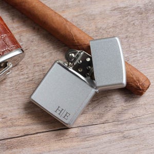 Personalisierter Feuerzeugetui für Trauzeugen - Personalisiertes Jubiläumsgeschenk für Ihn - Einzigartiges Andenken für Papa oder Ehemann