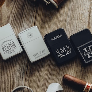 Trauzeugen Geschenk Personalisiertes Feuerzeug Fall Monogramm Benutzerdefinierte Feuerzeug Fall Junggesellenparty Zigarrenfeuerzeug Fall Jubiläumsgeschenk für Ihn Ehemann [D]