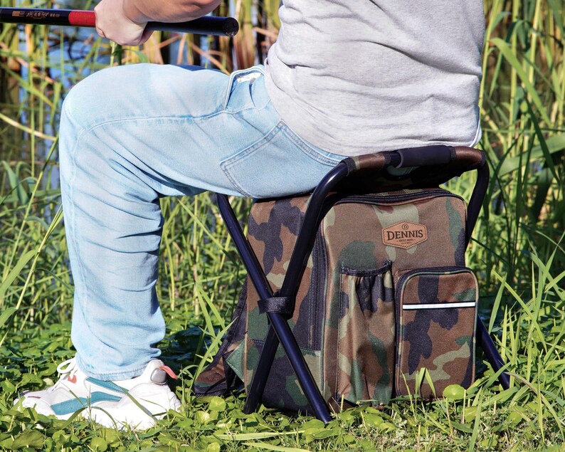 Angelausrüstung 2-teiliger personalisierter Kühler-Stuhl-Rucksack-Hocker mit gesticktem Camouflage-Hut [N] [W] Bild 15