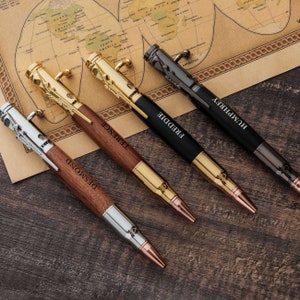 Gegraveerde geweerpen set cadeau, aangepaste pennen, gepersonaliseerde boutactiepen houten pen, bruidsjonkers cadeau-idee, afstudeercadeaus klasse 2025