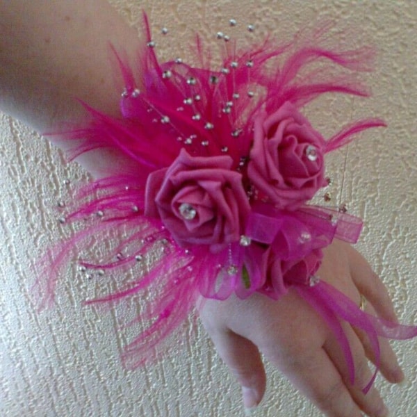 Corsage rose fuchsia au poignet pour mariage/bal de promo