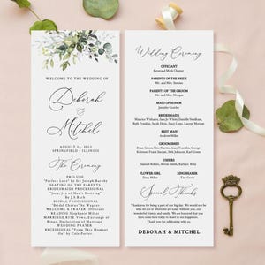 Può includere: Programma della cerimonia nuziale con accenti floreali. Il programma include i nomi degli sposi, Deborah & Mitchel, e la data del matrimonio, 26 agosto 2023. Elenca i dettagli della cerimonia e i nomi degli invitati.