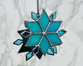 Ornamento Suncatcher in vetro colorato con fiocco di neve