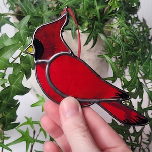 Glasmalerei-Kardinal, handgefertigtes Gedenkandenken, Weihnachtsbaum-Accessoire, durchdachtes Geschenk von Freunden