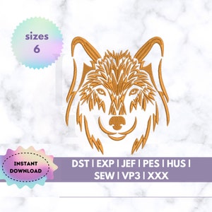 Puede incluir: Un diseño de bordado digital de una cabeza de lobo en color dorado. El diseño está disponible en seis tamaños y en los siguientes formatos: DST, EXP, JEF, PES, HUS, SEW, VP3 y XXX. El diseño es para descarga instantánea.