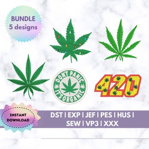 Peut inclure: Un ensemble de broderie numérique avec cinq motifs de feuilles de cannabis. Comprend une feuille avec des lumières de Noël, un écusson circulaire avec "DON'T PANIC IT'S ORGANIC" et un motif "420". Le texte "BUNDLE 5 designs" et "INSTANT DOWNLOAD" est également inclus.