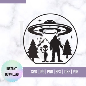 Peut inclure: Design en silhouette noire et blanche d'un OVNI, de Bigfoot et d'un extraterrestre debout dans une forêt avec une montagne en arrière-plan. Le design est à l'intérieur d'un cercle.