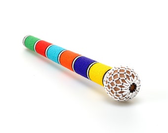 Bastón parlante con cuentas Zulu: poderosa herramienta de comunicación para el diálogo equilibrado, la narración y la consolidación de la paz