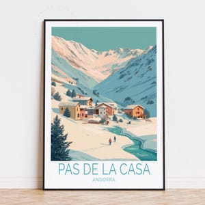 Pode incluir: Uma impressão artística emoldurada com uma paisagem de inverno de Pas de la Casa, Andorra. A obra de arte retrata montanhas cobertas de neve, uma vila com edifícios coloridos e um rio. O texto "PAS DE LA CASA" e "ANDORRA" é exibido na parte inferior.