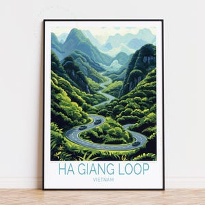 Może przedstawiać: Kolorowa ilustracja krętej drogi przez zieloną, bujną dolinę górską. Droga jest otoczona drzewami i górami, a niebo jest jasnoniebieskie. Tekst "HA GIANG LOOP VIETNAM" znajduje się na dole obrazu.