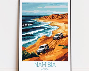 Könnte beinhalten: Eine farbenfrohe Illustration einer Wüstenlandschaft mit zwei weißen Geländewagen, die an einem Sandstrand fahren. Im Hintergrund befindet sich das Meer mit blauen Wellen, die an das Ufer schlagen. Der Text "NAMIBIA" und "AFRICA" befindet sich am unteren Rand des Bildes.