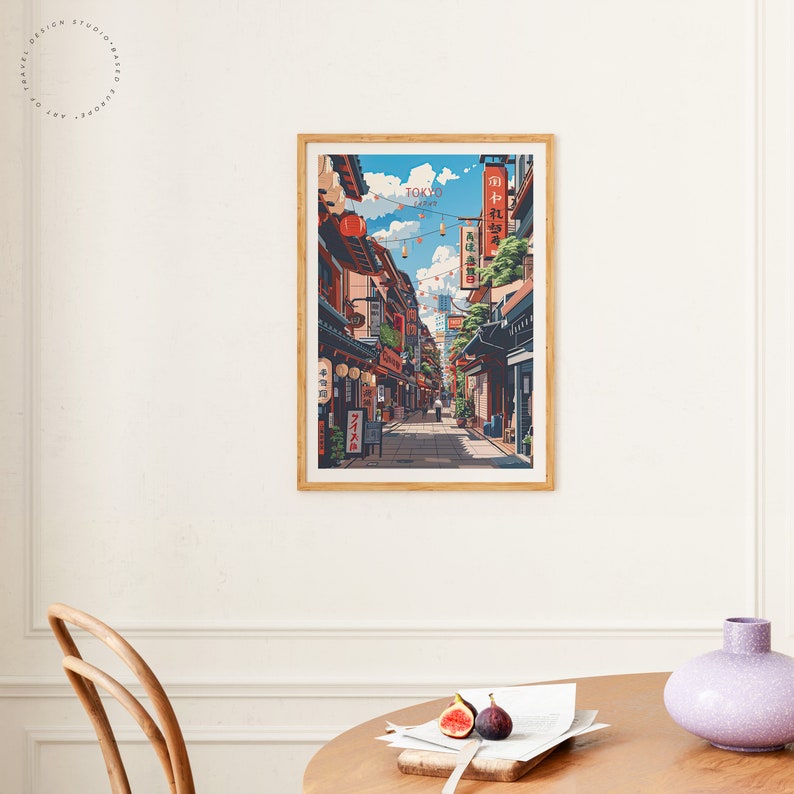 Op de afbeelding: Een digitale illustratie van een straatbeeld in Tokio, Japan. De straat is omzoomd met traditionele Japanse gebouwen met rode lantaarns die aan de dakranden hangen. De gebouwen hebben borden met Japanse karakters. De straat is smal en druk met mensen die voorbijlopen. De lucht is blauw en er zijn wolken in de lucht.