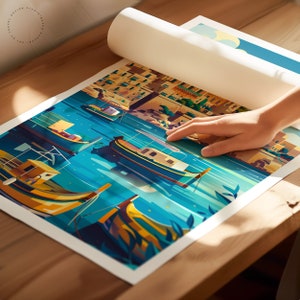 Puede incluir: Una colorida impresi&oacute;n art&iacute;stica que representa una escena costera con barcos en tonos azules, amarillos y naranjas. La impresi&oacute;n se est&aacute; desenrollando sobre una superficie de madera, revelando la vibrante obra de arte. La impresi&oacute;n presenta una ilustraci&oacute;n estilizada de barcos y edificios.