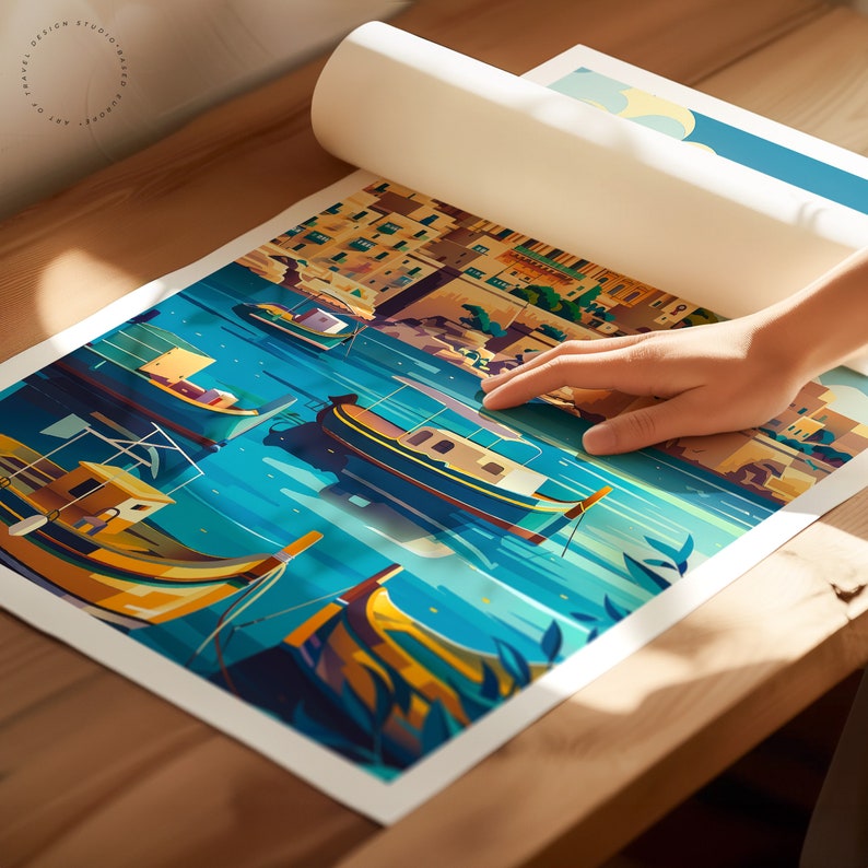 Puede incluir: Una colorida impresi&oacute;n art&iacute;stica que representa una escena costera con barcos en tonos azules, amarillos y naranjas. La impresi&oacute;n se est&aacute; desenrollando sobre una superficie de madera, revelando la vibrante obra de arte. La impresi&oacute;n presenta una ilustraci&oacute;n estilizada de barcos y edificios.