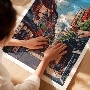 Op de afbeelding: Een kleurrijke illustratie van een drukke Japanse straat met rode lantaarns, winkels en gebouwen. De illustratie is gedrukt op een witte achtergrond.